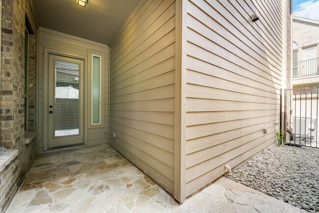 Photo - 923 Whitehall Dr