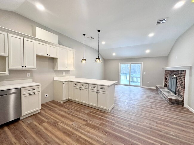 Photo - 521 Middleline Rd