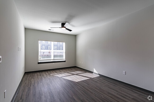 1BR, 1BA - 680SF - Living Room