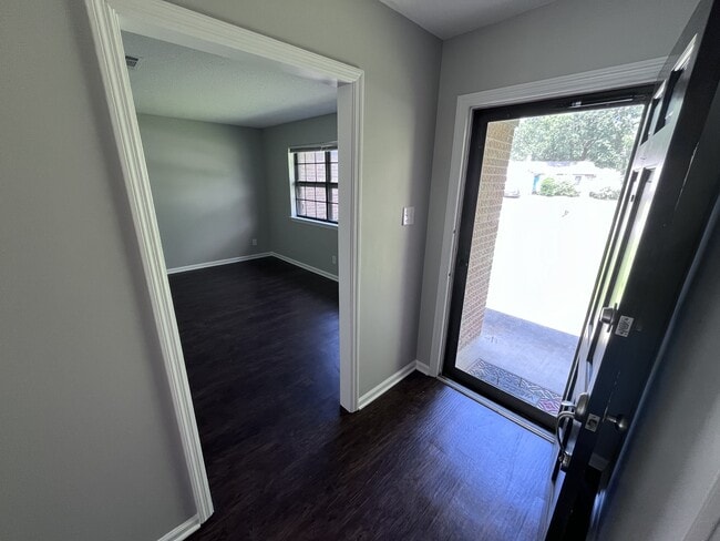 Photo - 215 Berkshire Cir