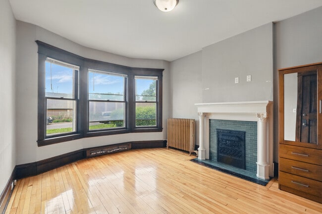 Photo - 1862 Roblyn Ave