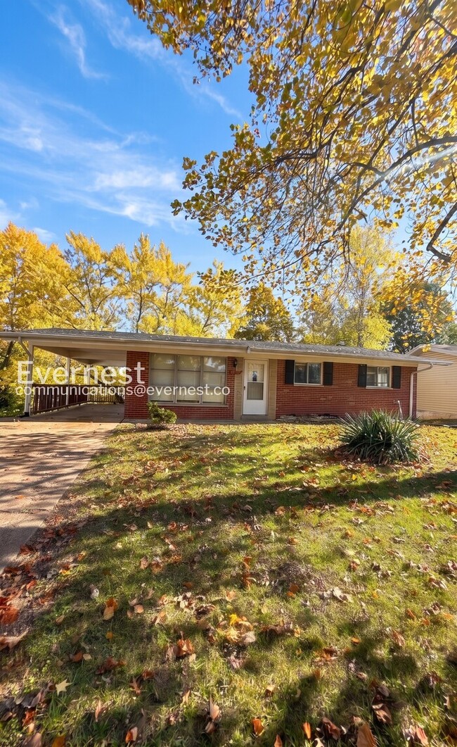 Building Photo - Charming 3-Bedroom Home with Central A/C and Carport Parking / 3 beds 1 bath / Available now!