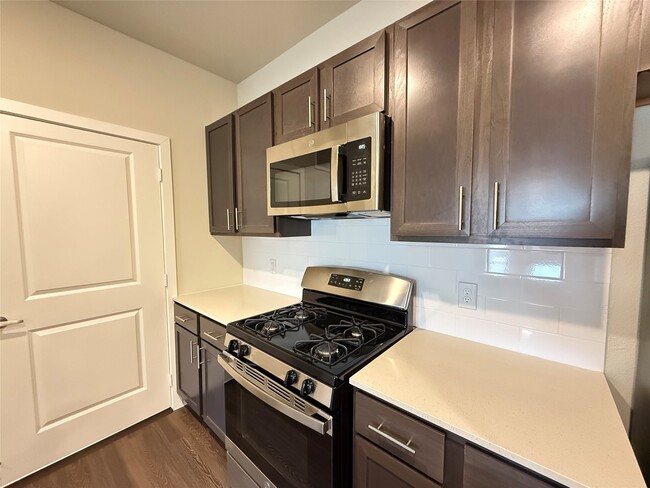 Building Photo - 2102 Antoine Dr Unit 2201 Rental
