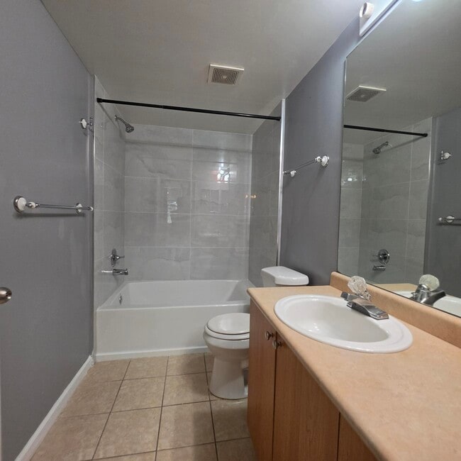 Photo - 1919 Van Buren St Unidad 404a