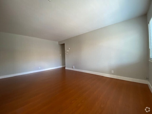 Building Photo - Charming 2-bedroom, 1-bath, 800 sq. ft. du... Rental