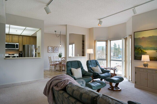 Photo - CDA NORTH CONDO - JUST LISTED ONE BEDROOM CONDO!