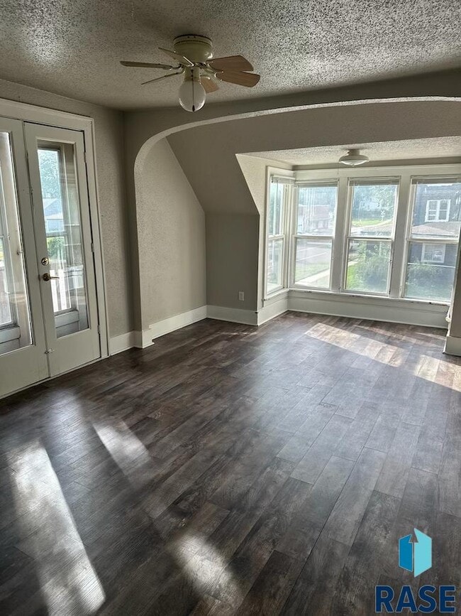 Photo - 425 S Prairie Ave