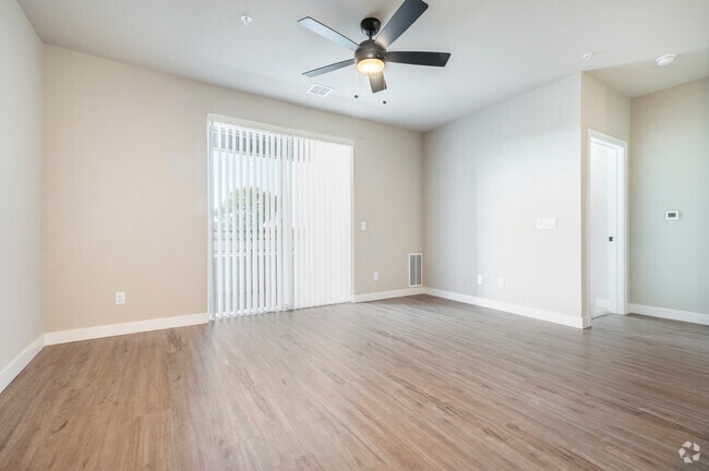 1BR, 1BA - 780SF - Living Room