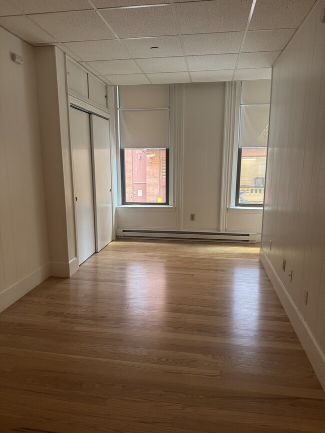 Building Photo - 274 Newbury St Unit 1