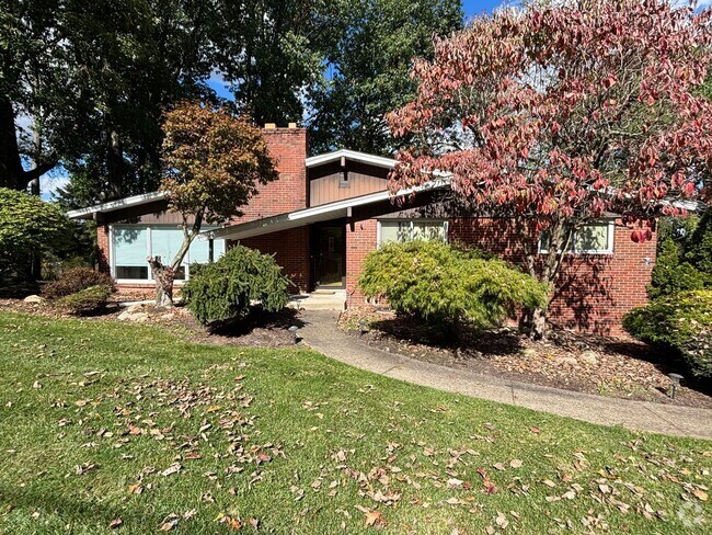 Building Photo - Beautiful Home in Peters Township!