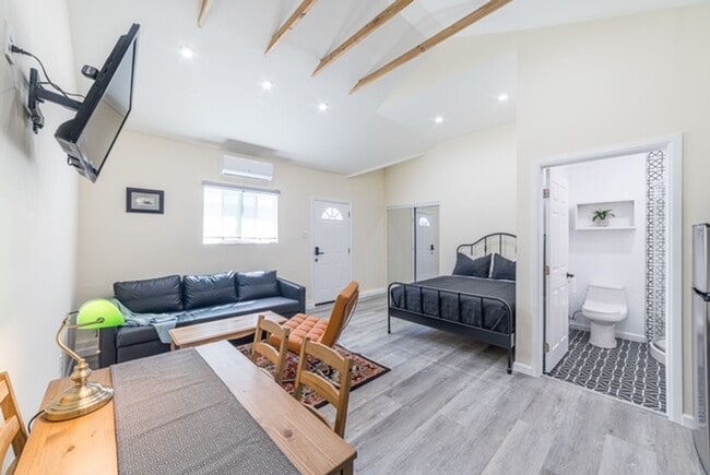 Building Photo - Newly Renovated Guest House Studio in Granada Hills! Unit 10527