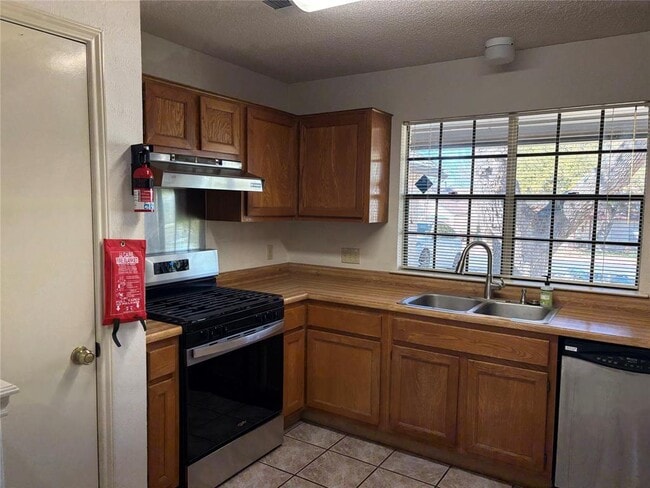 Photo - 1005 Wessex Way