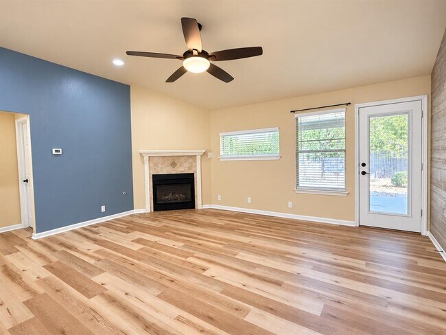 807 Hilltop Dr