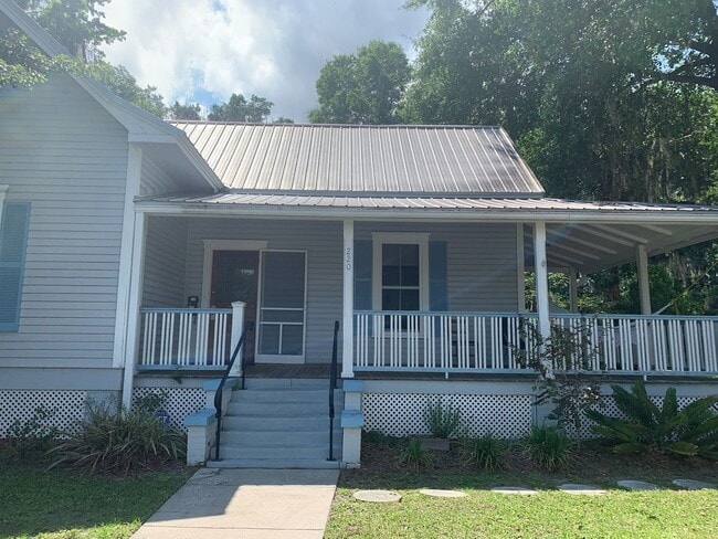 Photo - 220 NE 7th St
