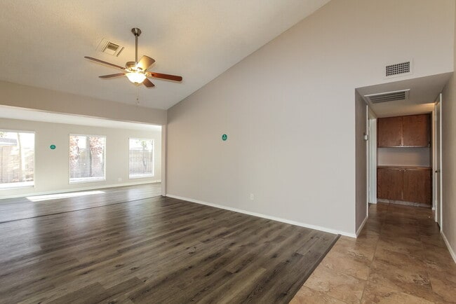 1101 W Wickieup Ln