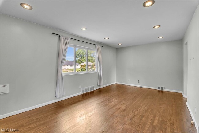 Photo - 325 Thelma Dr