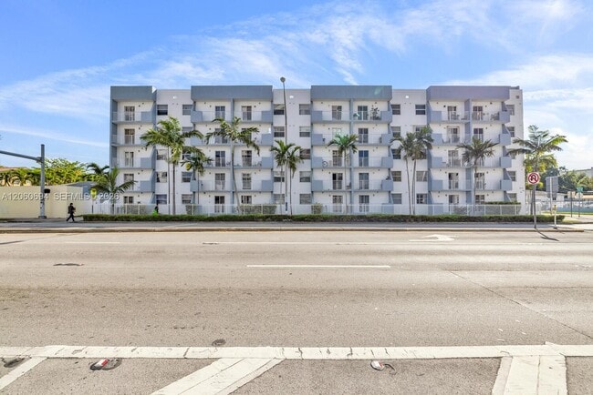 Building Photo - 2575 SW 27th Ave Unit 111