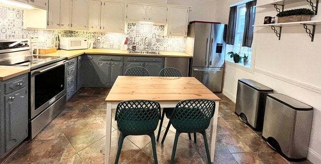 Building Photo - 614 G St SW Unit B