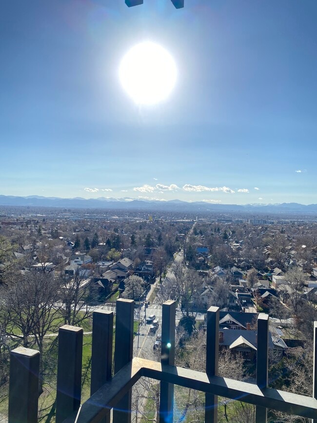 Fabulosa vista desde un patio privado de 150 pies cuadrados - 480 S Marion Pky Unidad 1405A