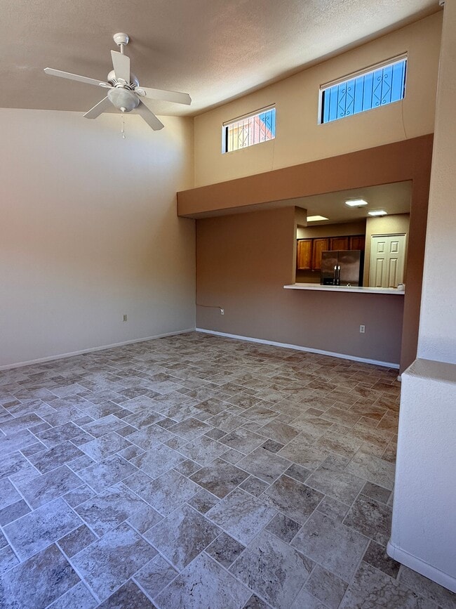 Building Photo - 8631 N Little Oak Ln
