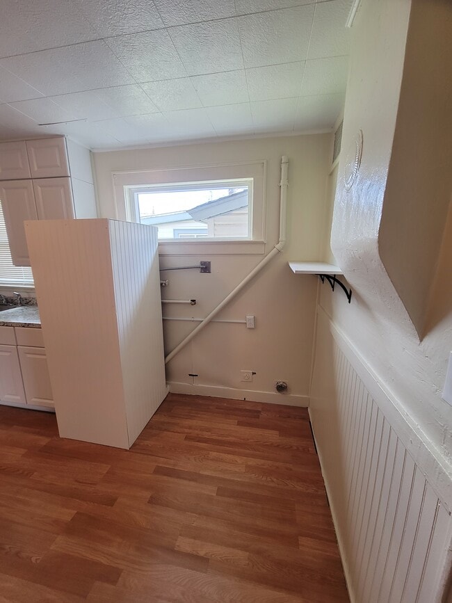 Washer and dryer hook-ups - 558 N Grant Ave Unit A