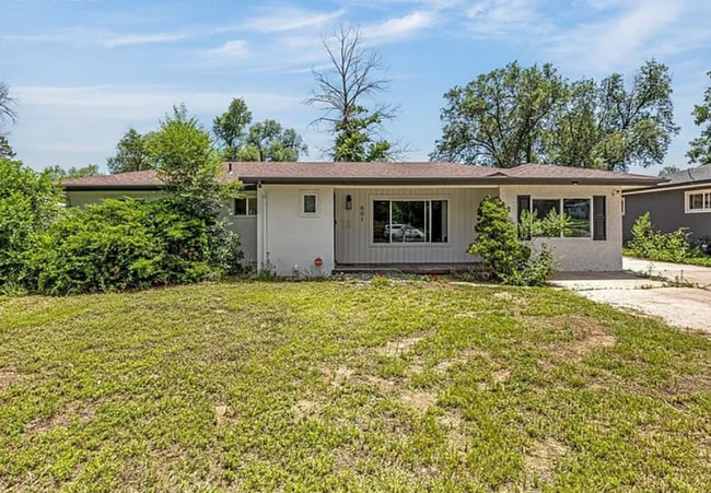 Building Photo - 601 Hackberry Dr