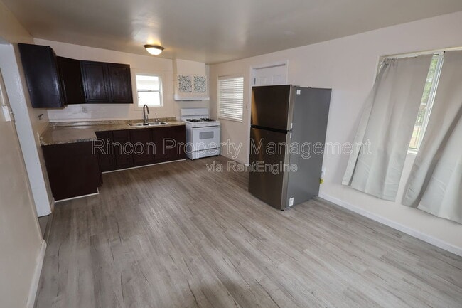 Photo - 329 E Scott St