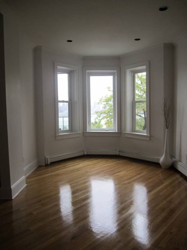 Building Photo - 955 Boulevard E Unit 2