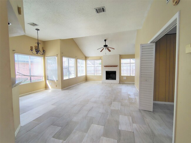 Photo - 4407 Waterfall Way