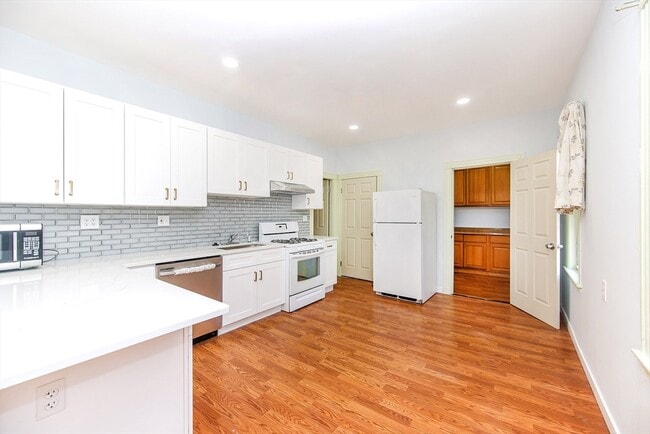 Building Photo - 21 Hawthorne St Unit 2