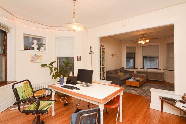 Building Photo - 3815 N Damen Ave Unit J01P