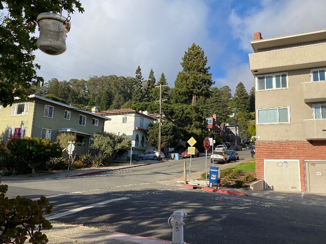 Photo - 1701 Le Roy Ave Unidad 6