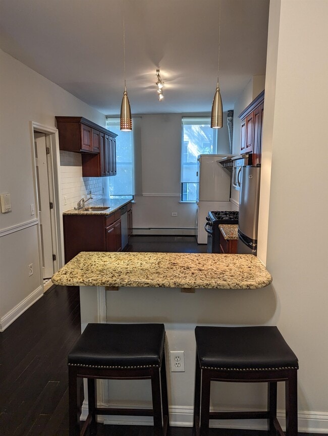 Building Photo - 208 7th St Unit 3R
