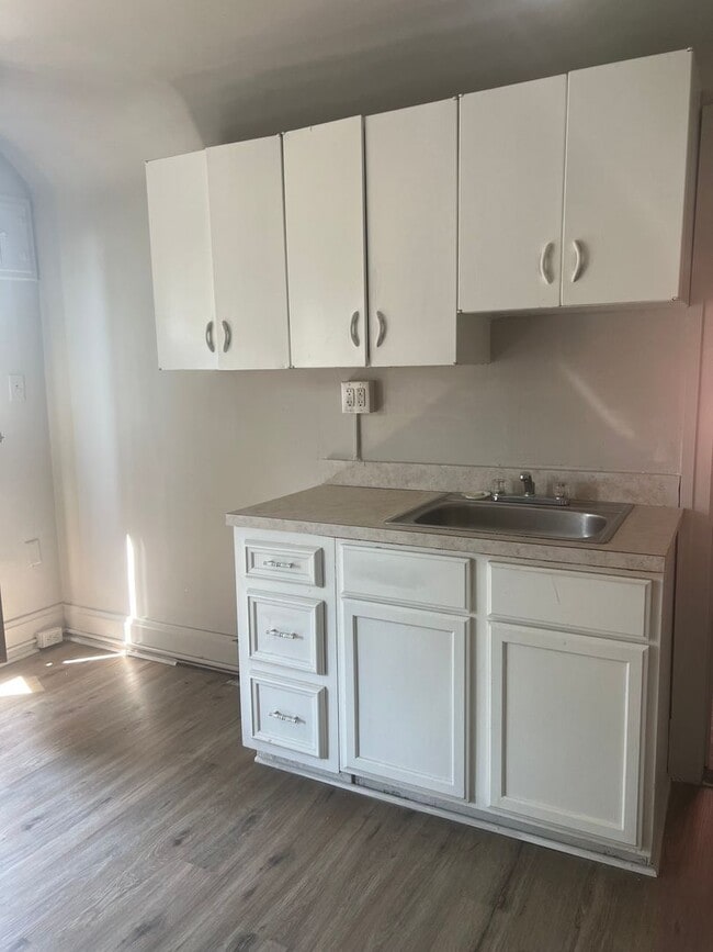 Building Photo - 1921 Market St Unit 3