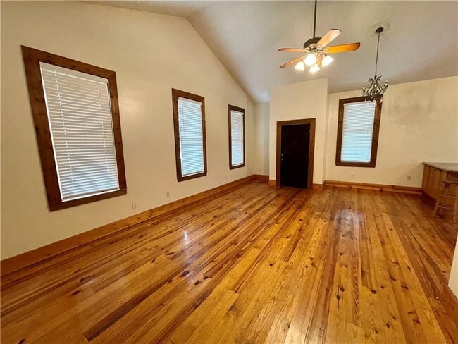 Photo - 222 S Dearborn St