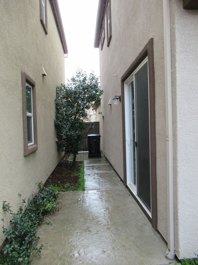 Photo - 2 STORY HOME IN WESTPARK VILLAGE CENTER ROSEVILLE WITH SOLAR!
