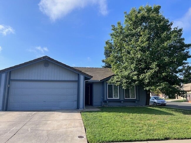 Building Photo - Beautiful home with covered patio located ...
