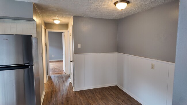 Photo - Charming 2-Bed Gem with Hardwood Floors & Large Living Room – Great Value in Cincinnati Unidad 3