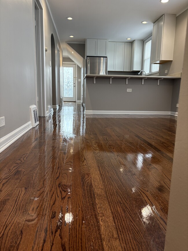 Building Photo - 6717 N Oxford Ave Unit 6717 2nd floor