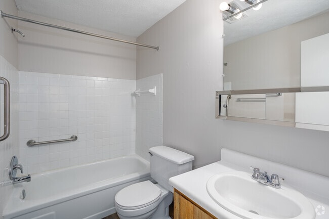 1BR, 1BA - 745SF - Bathroom