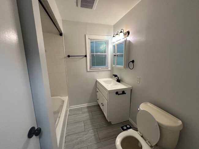 Photo - 2733 Yeoman St