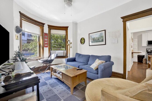 Building Photo - 3 bedroom in Chicago IL 60613 Unit 3 Rental