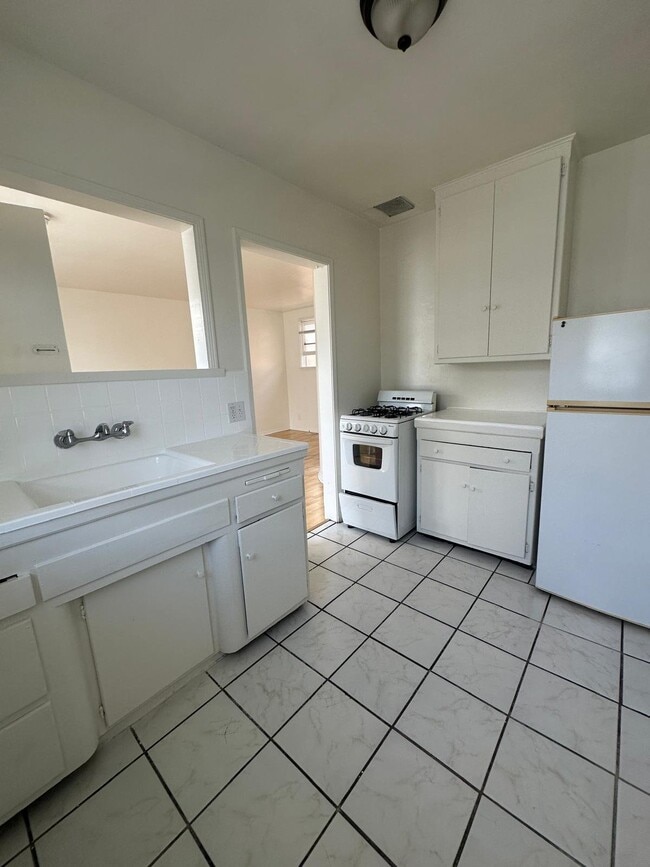 Photo - 1737 N Sycamore Ave Unit 204