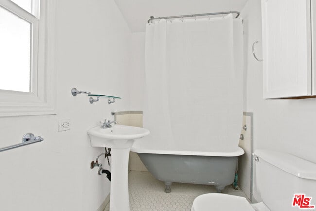 Photo - 1392 1/2 Edgecliffe Dr