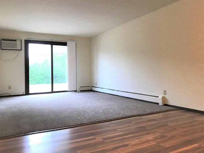 Sala, comedor, balcón/patio - 4510 Thurston Ln