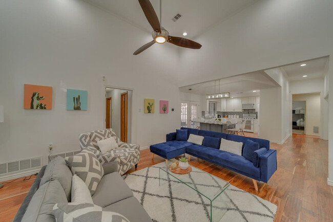 Building Photo - 1507 Broadmoor Dr Rental