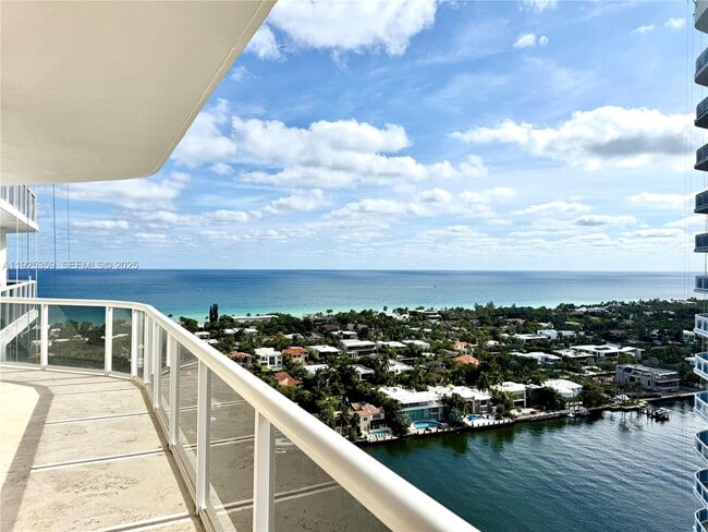 Building Photo - 3801 NE 207th St Unit 2503