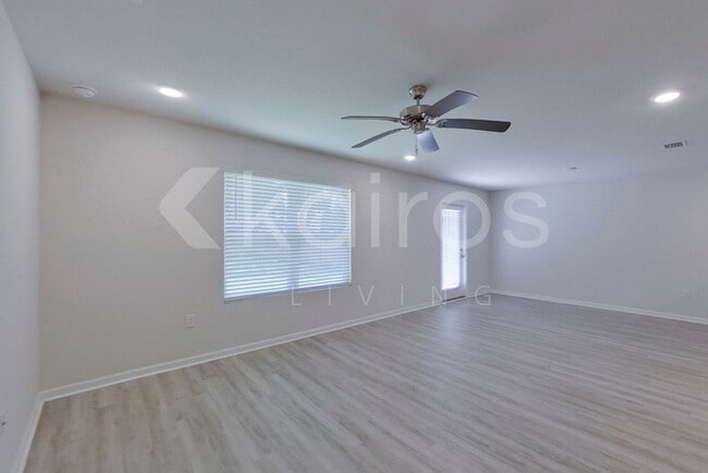 Photo - 389 Monarch Ln