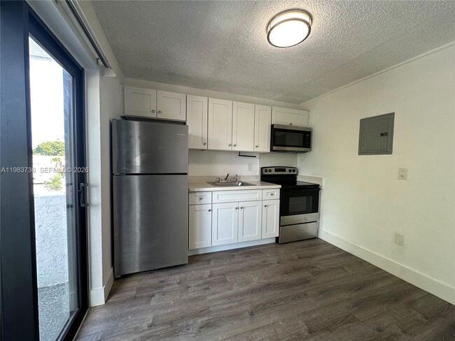 Photo - 529 SW 4th St Unidad 305