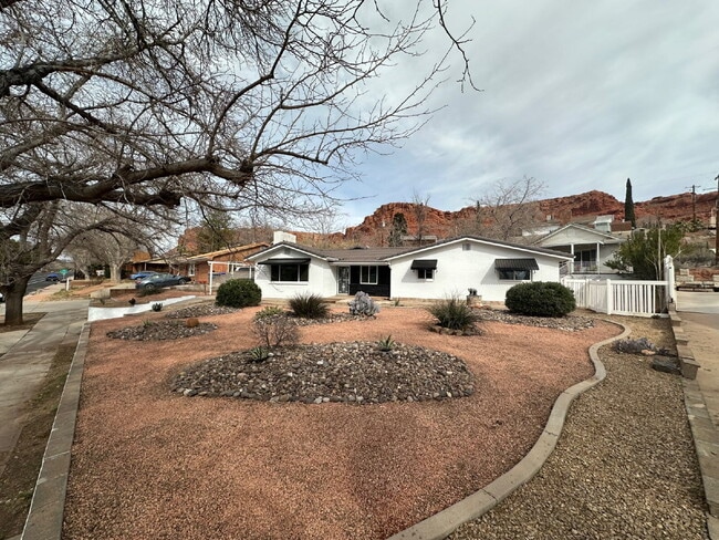 Building Photo - 288 W Diagonal #A 3 Bed/2 Bath Unit A